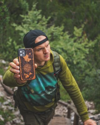 Case Abenteurer 🌍✨ Für alle, die sich nicht verlieren – weder in der Welt noch in sich selbst. #holzworx #holzhuellen...