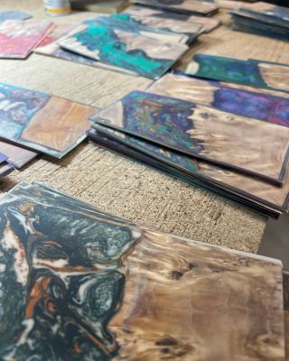 Warum ist jedes unserer Harz-Cases ein Unikat? ✨ In unserer Werkstatt arbeiten wir nicht nach Schablonen. Wir nutzen die...