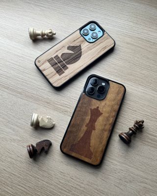 Schachmatt – im Holzstil. ♟️ Auf dein Case gravieren wir wirklich alles – von der Schachfigur bis hin zu deinem eigenen...